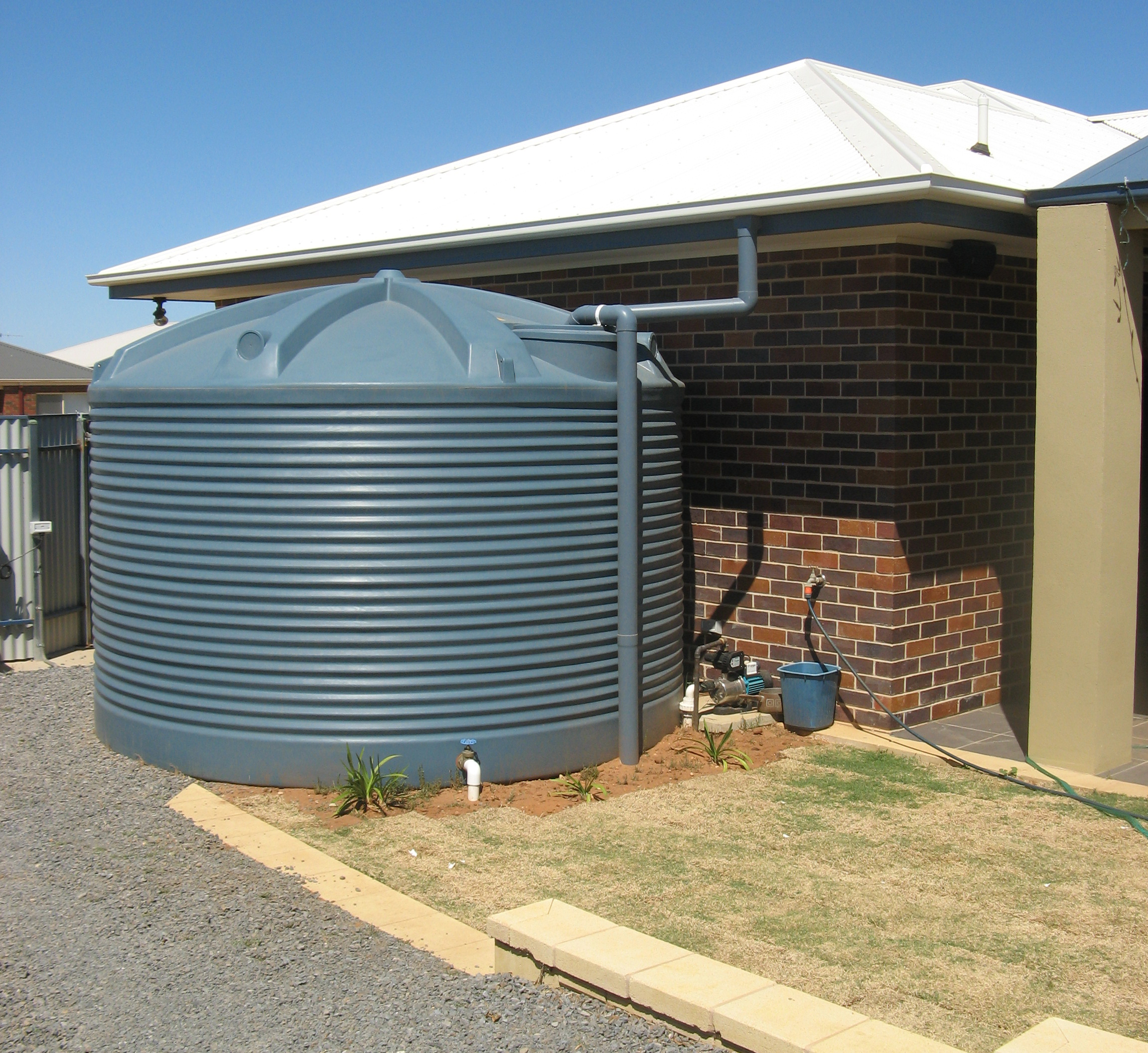 RWT13600 - In-Situ-HR (1 tank beside residential property, pipeworks)