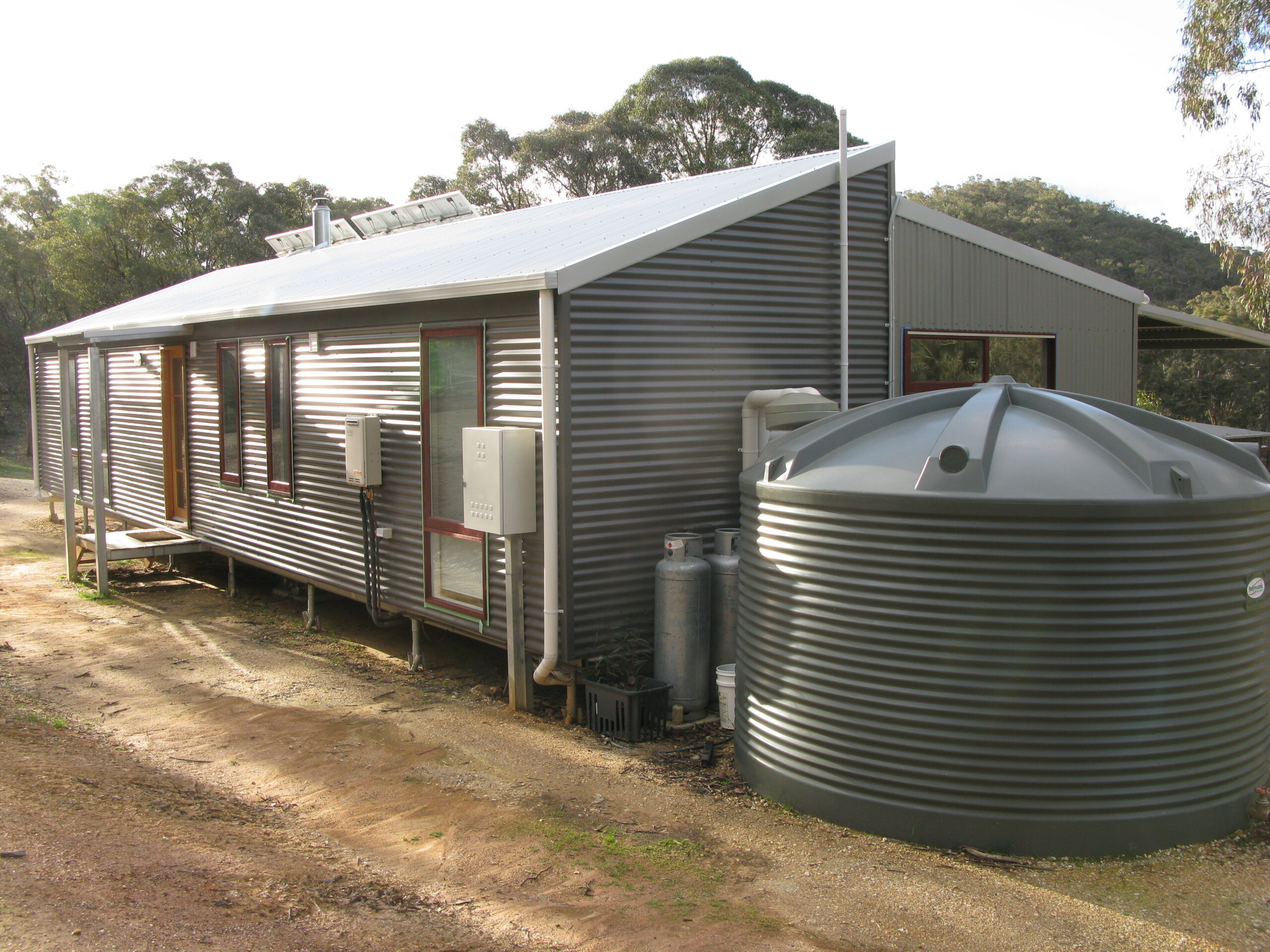 RWT13600 - In-Situ-HR (1 tank beside trailer house, lanscape-2)